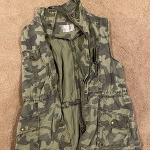 Women’s Camo Vest Size Large